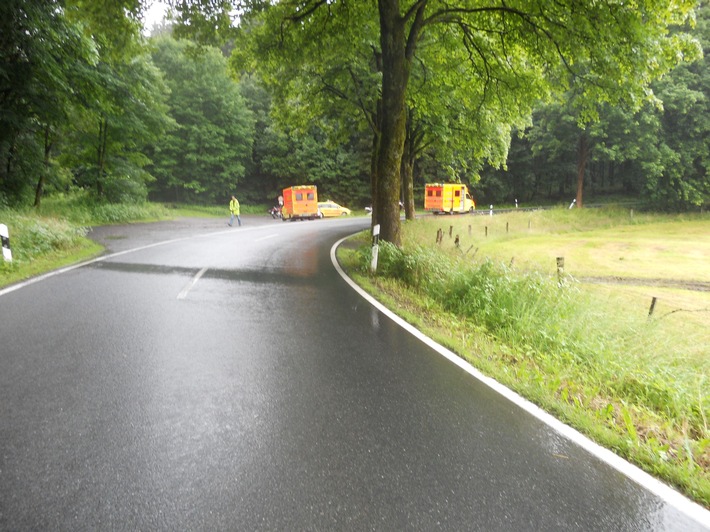 POL-HOL: Landesstraße 549;  Neuhaus in Richtung Boffzen: Wieder Kradunfall  - 47jähriger Biker erlitt kompliziertem Beinbruch -