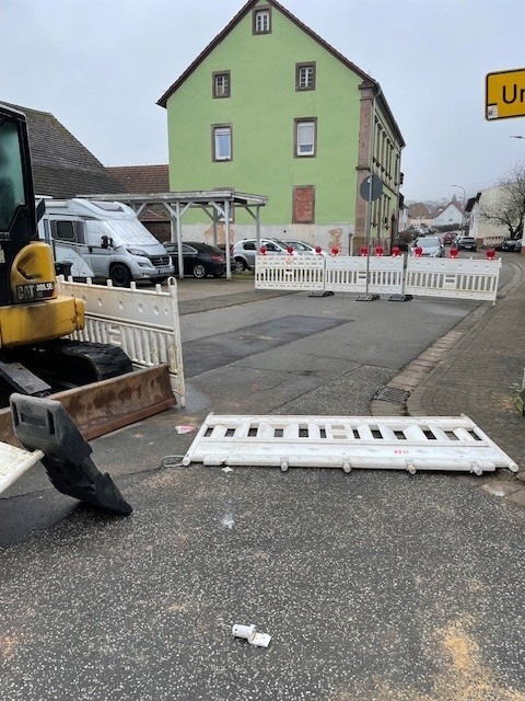 POL-PIKUS: Absperrung im Weg