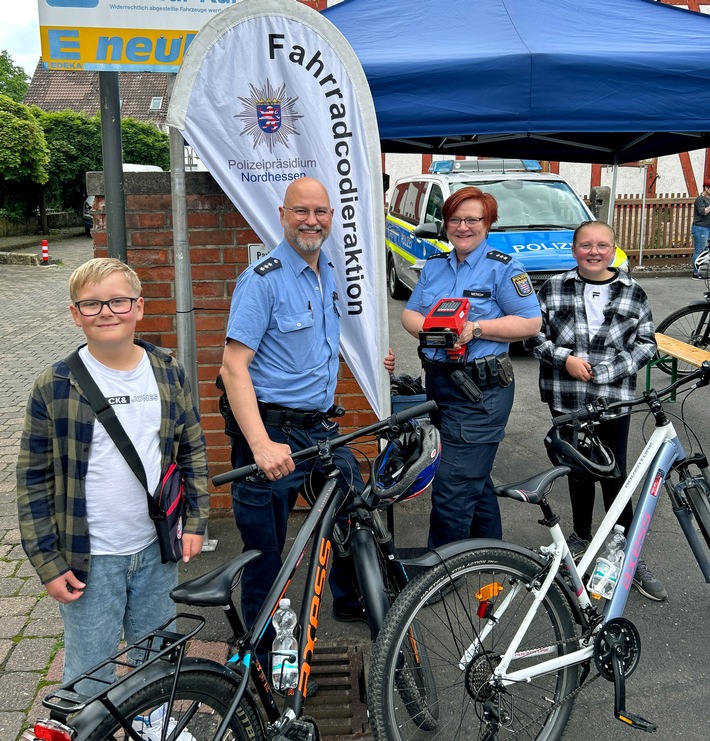 POL-ESW: Präventionsaktion: Polizei codierte Fahrräder beim Sommerfest in Großalmerode