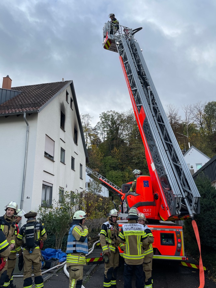 FW Stuttgart: Zwei verletzte Personen bei Vollbrand einer Wohnung