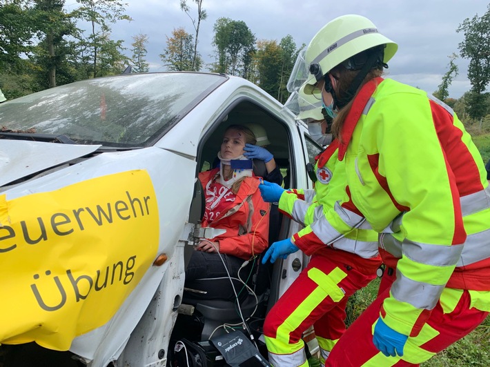 FW Borgentreich: Gemeinsame Alarmübung der Feuerwehr Borgentreich und dem Deutschen Roten Kreuz.