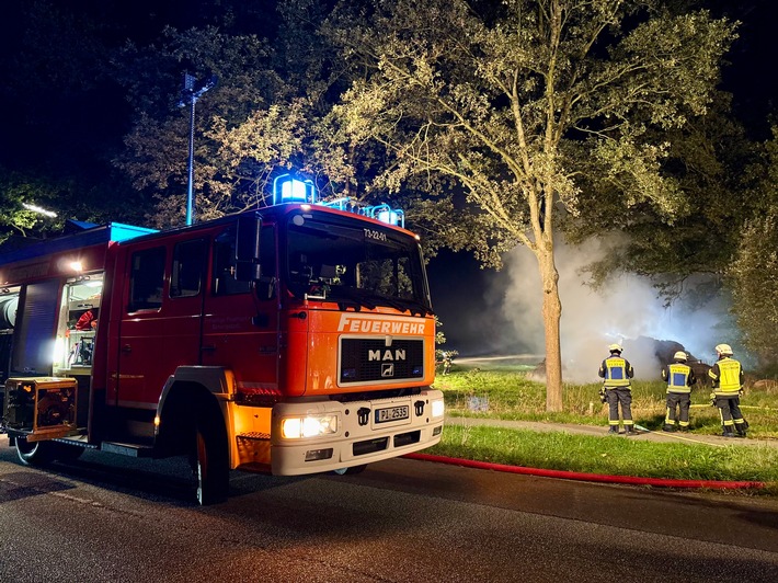 FW-PI: 20 Rundballen brennen zwischen Bönningstedt und Hasloh