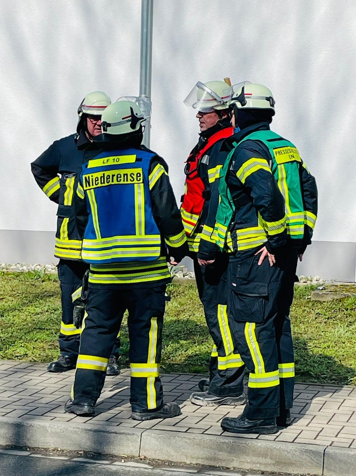 FW Ense: Rauchentwicklung in der Zwischendecke eines Supermarktes