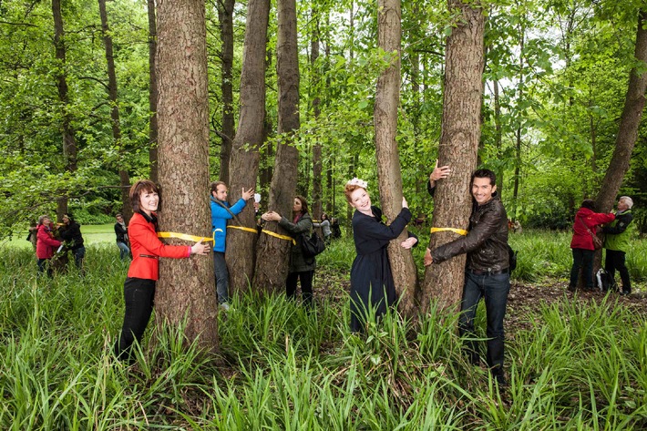 Weltrekord! 848 Menschen umarmen mit ProSieben und dem WWF Bäume für Waldschutz in Essen (BILD)