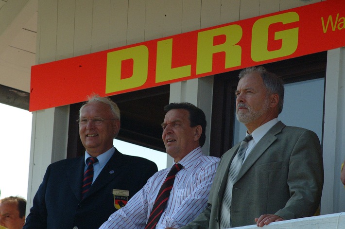 Bundeskanzler Gerhard Schröder sagt der DLRG Unterstützung für
ehrenamtlichen Wasserrettungsdienst zu