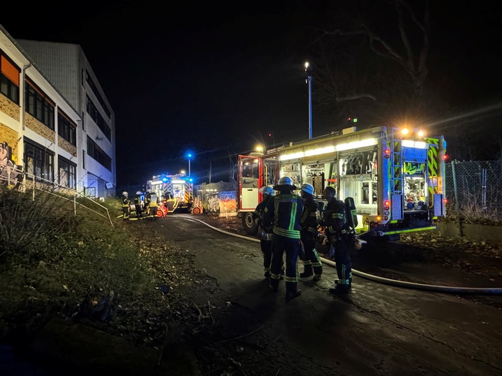 FW-Erkrath: Brand in einem leerstehenden Gewerbebetrieb löst umfangreichen Feuerwehreinsatz aus