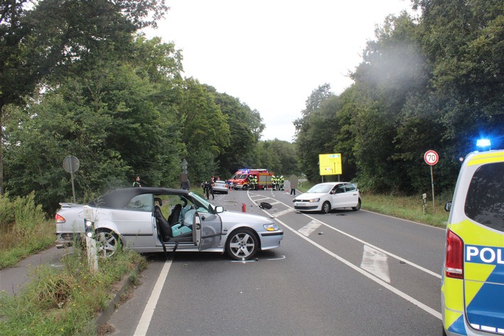 POL-DN: Vier Leichtverletzte bei Verkehrsunfall