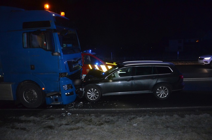 POL-HF: Frontalunfall - Kollision zwischen VW und Lastwagen