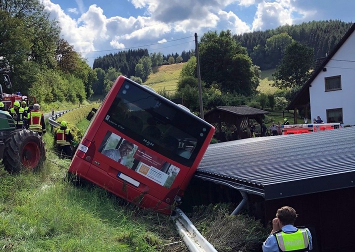 POL-OE: 74-Jährige durch Busunfall verletzt