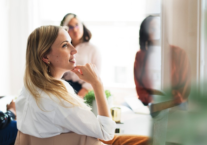 Trotz großer Erwartungen: Nur vier Prozent nutzen KI in der Payroll produktiv / Neue Studie zur Payroll-Transformation