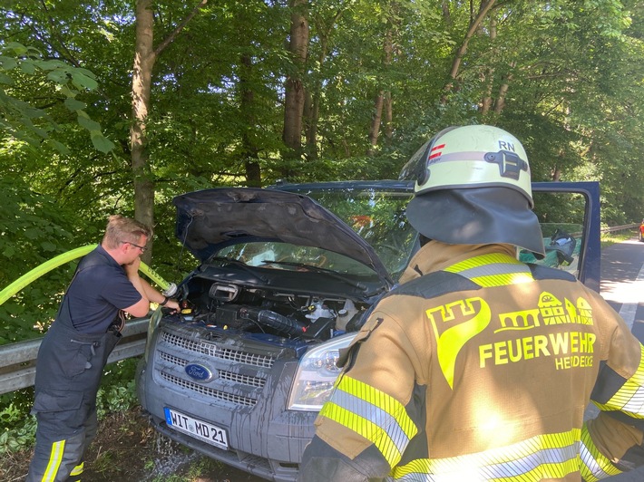 FW-EN: Schwelbrand im Motorraum - Übergreifen auf Fahrzeug verhindert - Autofahrer gefährdet Einsatzkräfte