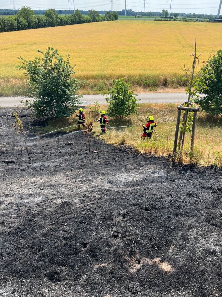 FW-SE: Flächenbrand an der Autobahn bei Großenaspe