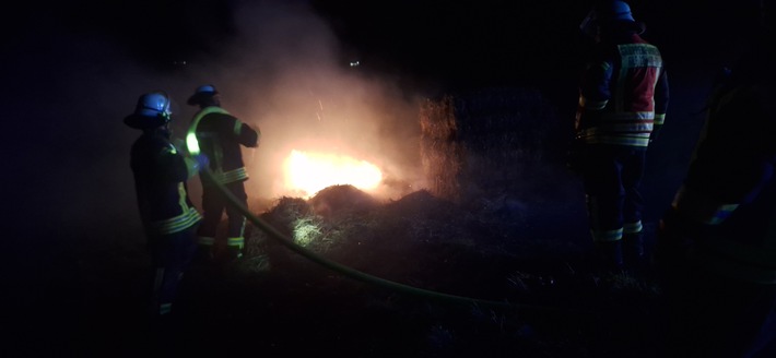 FW Lüchow-Dannenberg: +++Brennende Strohballen halten Feuerwehr in Atem+++Mehr als 15 Feuerwehren im Einsatz+++Presse schreibt von "flammendem Protest"+++