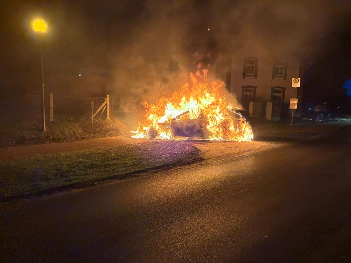 FW-KLE: Fahrzeugbrand in Schneppenbaum - Taxi brennt vollständig aus