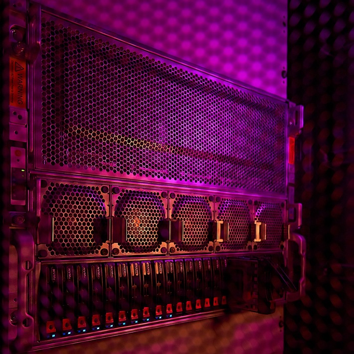 TH Köln nimmt Hochleistungsrechenzentrum für KI-Anwendungen in Betrieb