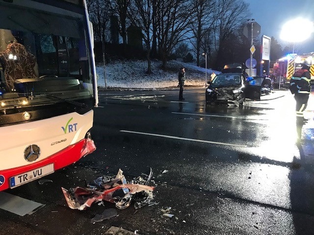 POL-PDTR: Mehrere verletzte Personen nach Verkehrsunfall