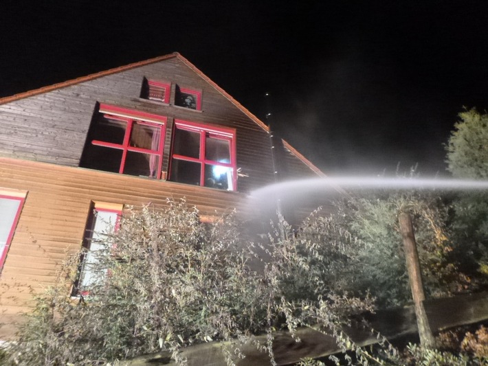 POL-PDKH: Brand in einem Einfamilienhaus in Tiefenthal - Drei Personen durch Rauchgasintoxikation leicht verletzt