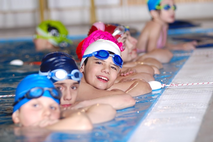 Förderung der Schwimmausbildung von Kindern und Jugendlichen: Schwimmlernprogramm "SwimStars" feiert einjähriges Jubiläum (mit Bild)