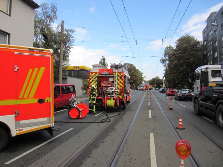 FW-MH: Verkehrsunfall zwischen Schulbus und PKW, drei verletzte Personen