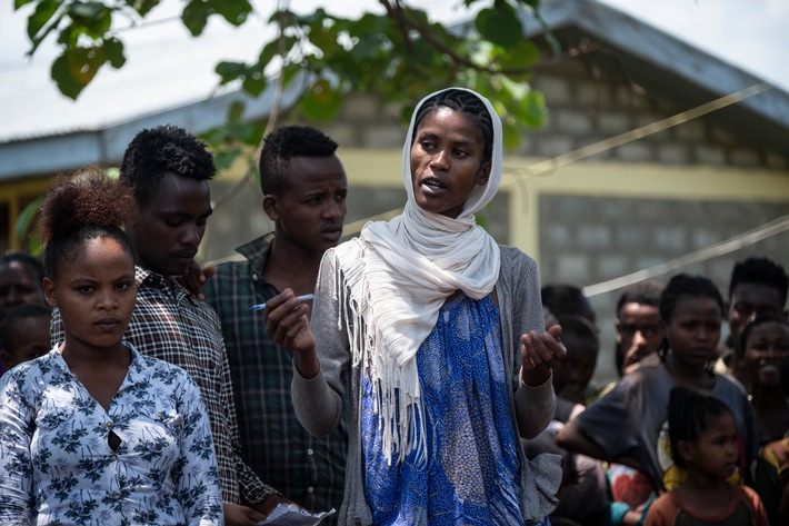 Stiftung Menschen für Menschen: Schädliche Bräuche schaffen Leiden und hemmen die Entwicklung in Afrika / Mädchen leiden unter Traditionen