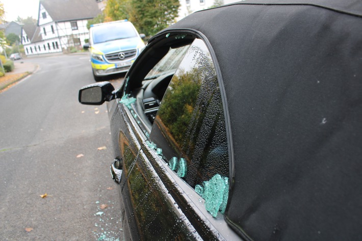 POL-RBK: Bergisch Gladbach - Unbekannte dringen in zwei BMW ein