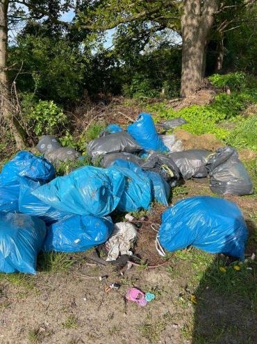 POL-SE: Elmshorn - Unzulässige Müllablagerung am Wegesrand - Zeugen gesucht
