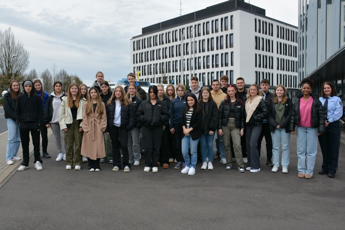 POL-ME: Jugendliche lernen die Kreispolizeibehörde beim &quot;Cop-Day&quot; kennen - Mettmann - 2403114