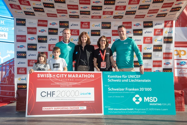 Résultant de l&#039;UNICEF Extra Mile du Swiss City Marathon Lucerne: MSD remet un chèque de 20&#039;000 francs suisses à l&#039;organisation UNICEF Suisse et Liechtenstein