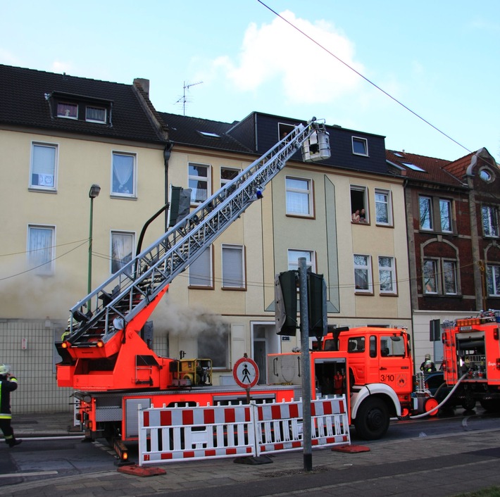 FW-E: Wohnungsbrand in Altenessen, 61jährige Frau mit Rauchgasvergiftung