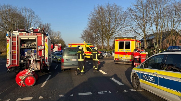 FW-AUR: Eingeschlossene Person nach Verkehrsunfall vermutet