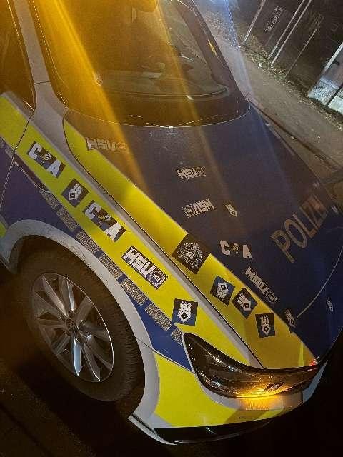 POL-STD: Unbekannte bekleben Streifenwagen in Heinbockel mit HSV-Stickern, Einbrecher in Buxtehuder Friseursalon