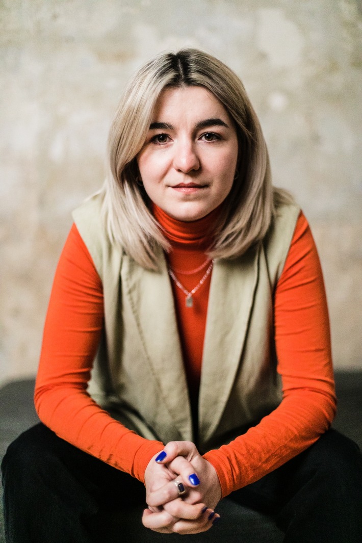 Podimo und dpa starten News-Podcast "Stand der Dinge" mit Host Maria Popov