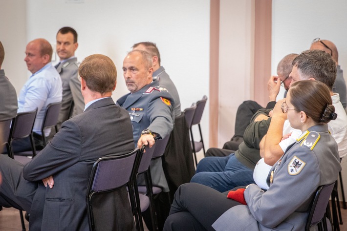 Verteidigungsfähigkeit im Fokus - Bundeswehr lädt zum Dialog in Strausberg