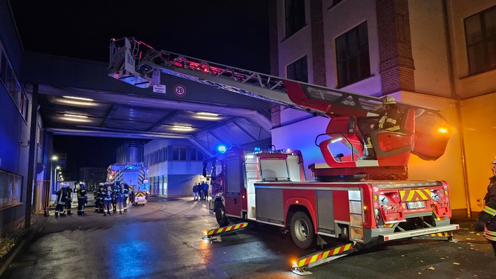 FW-AR: Feuer durch Wartungsarbeiten- Einheiten Neheim und Voßwinkel üben gemeinsam