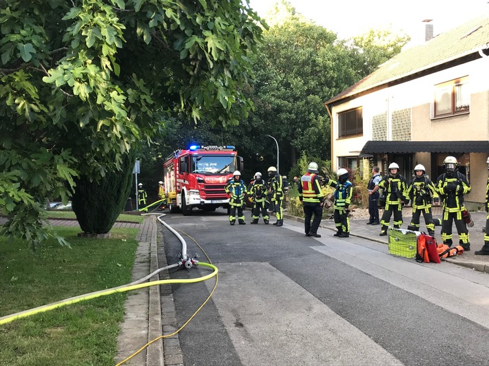 FW-BO: Kellerbrand in Westenfeld: Eingeschlossene Frau aus Dachgeschoss gerettet