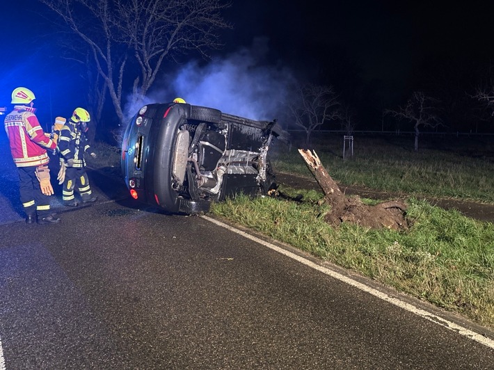 POL-PDLU: Unfall unter Drogeneinfluss, Auto brennt aus in Waldsee