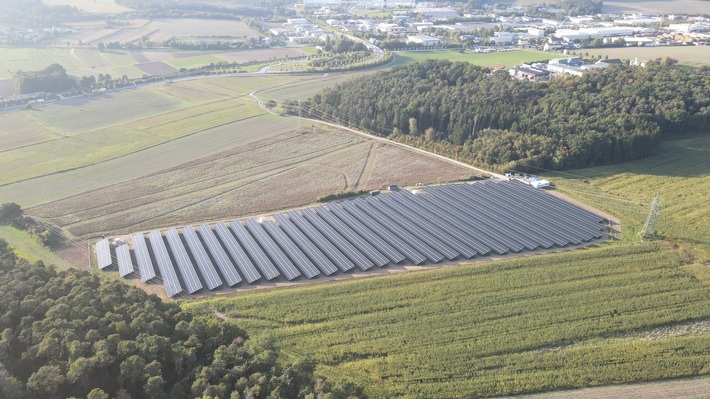 Grüne Sonnenergie für bunte Schokoquadrate. Ritter Sport nimmt eigenen Solarpark in Betrieb