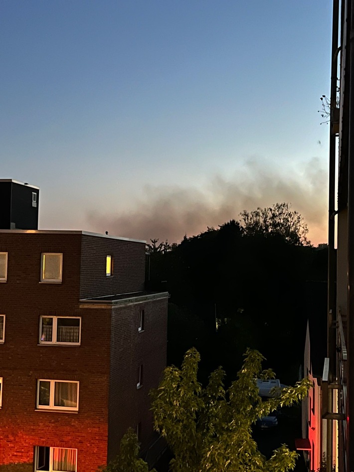 FW-Erkrath: Feuerwehr konnte Brandausweitung auf Wohngebäude verhindern