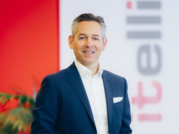 SAP-Partner itelligence AG vernetzt Fertigungsmaschinen mit der Betriebswirtschaft / itelligence nimmt an der Initiative "Open Industry 4.0 Alliance" teil / "Wir integrieren Sensoren der Produktionsebene mit der Welt der betriebswirtschaftlichen Systeme", erklärt Norbert Rotter, Vorstandsvorsitzender des SAP-Partners itelligence AG und ergänzt: "Dank der Anbindung an das Lösungsportfolio von SAP bilden wir Geschäftsprozesse wie Fertigungssteuerung, Lagermanagement oder Instandhaltung eines Unternehmens sowie die Kollaboration über Unternehmensgrenzen hinweg ab." / Weiterer Text über ots und www.presseportal.de/nr/24336 / Die Verwendung dieses Bildes ist für redaktionelle Zwecke honorarfrei. Veröffentlichung bitte unter Quellenangabe: "obs/itelligence/Michael Adamski"