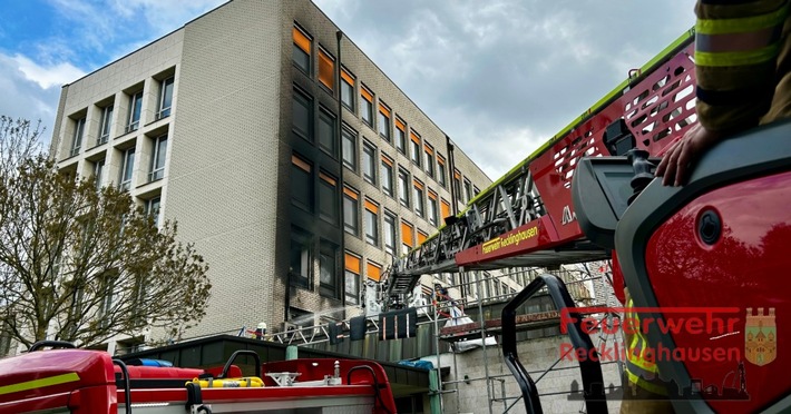 FW-RE: Brand auf dem Vordach eines Verwaltungsgebäudes