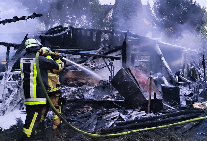 FW-E: Geräteschuppen und Stallungen gehen in Flammen auf, Feuerwehr rettet fünf Katzenbabys