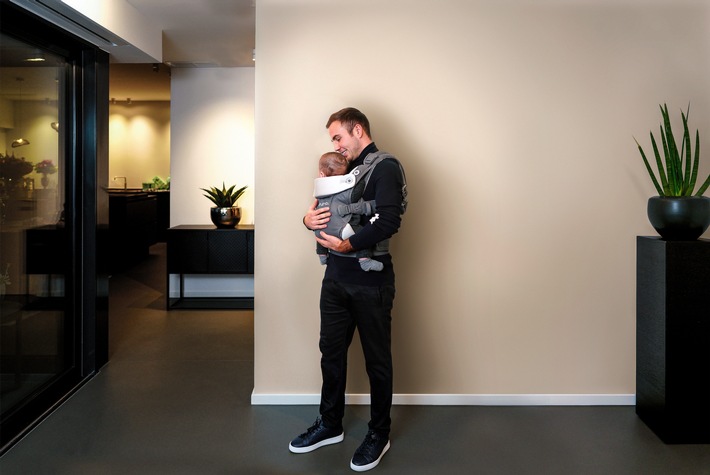 Babytrage CUDL von Nuna: Fußballprofi Mario Götze genießt die Nähe zu seinem Sohn Rome