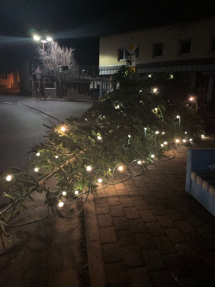 POL-OF: Hinweise erbeten! * Pedelec-Fahrer fährt nach Zusammenstoß davon * Polizisten mussten Brummi-Fahrer stützen... * Wer macht denn sowas? *