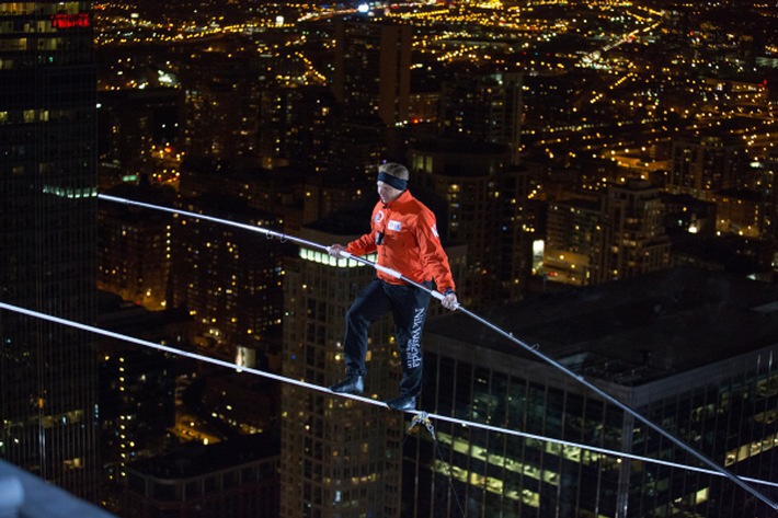 In Rekordzeit: Nik Wallenda erobert erfolgreich die Dächer Chicagos