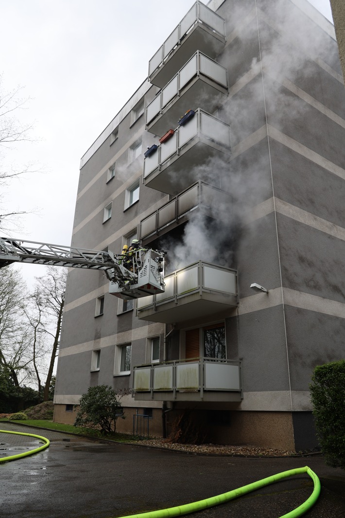 FW-E: Balkon steht in Flammen - Übergreifen der Flammen konnte verhindert werden