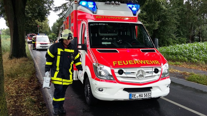 FW-Dorsten: Verkehrsunfall auf der Rhader Straße forderte zwei verletzte Menschen