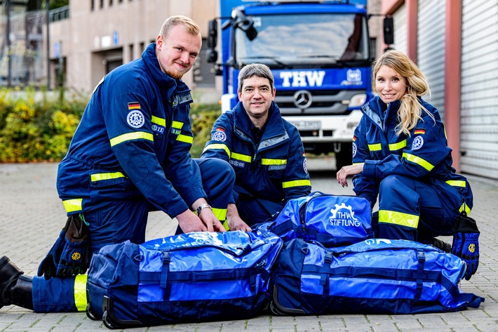 16.000 THW-Helferinnen und -Helfer erhalten von Stiftung THW als Spende wasserdichte Taschen für zukünftige Einsätze