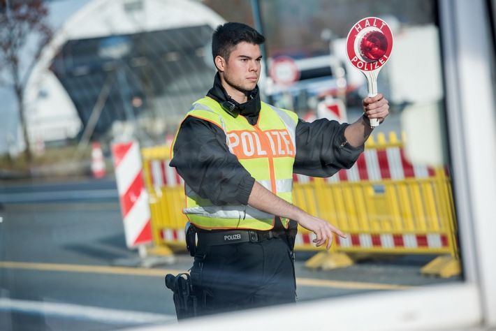 Bundespolizeidirektion München: Ohne Führerschein zur Grenzkontrolle / Justizschulden und Strafverfahren wegen Fahrens ohne Fahrerlaubnis