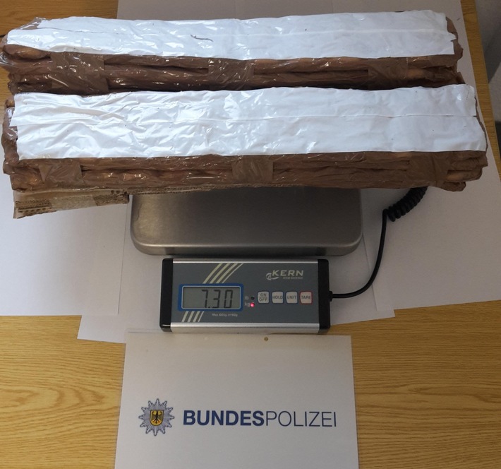 BPOL NRW: Fahndungserfolg der Bundespolizei; Serbe mit 7,3 Kilogramm Kokain im Wert von 270.000 Euro auf der A 40 bei Wachtendonk festgenommen