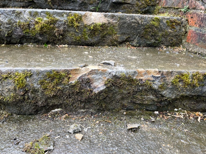 POL-KLE: Rees - Sachbeschädigung an Steintreppe / Zeugen gesucht